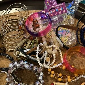 Big lot of ladies/girls assorted bracelets
